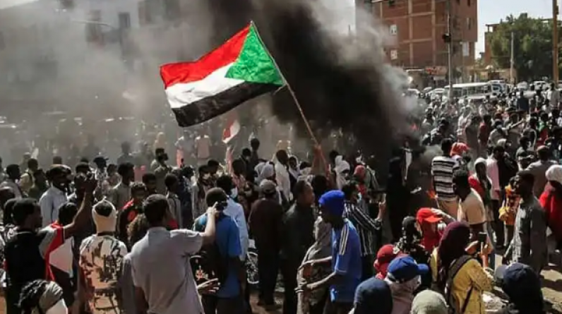_ “يوم دامٍ” في السودان .. إدانات خارجية وداخلية واتهامات من الشرطة للمتظاهرين.